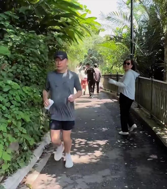 梁朝伟太平山晨跑被偶遇63岁的他满头白发面部老态小腹突出(图3)