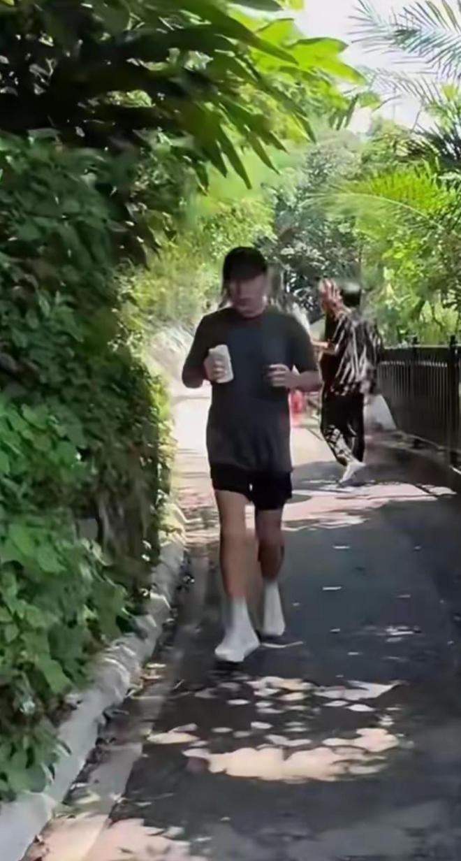 梁朝伟太平山晨跑被偶遇63岁的他满头白发面部老态小腹突出(图4)