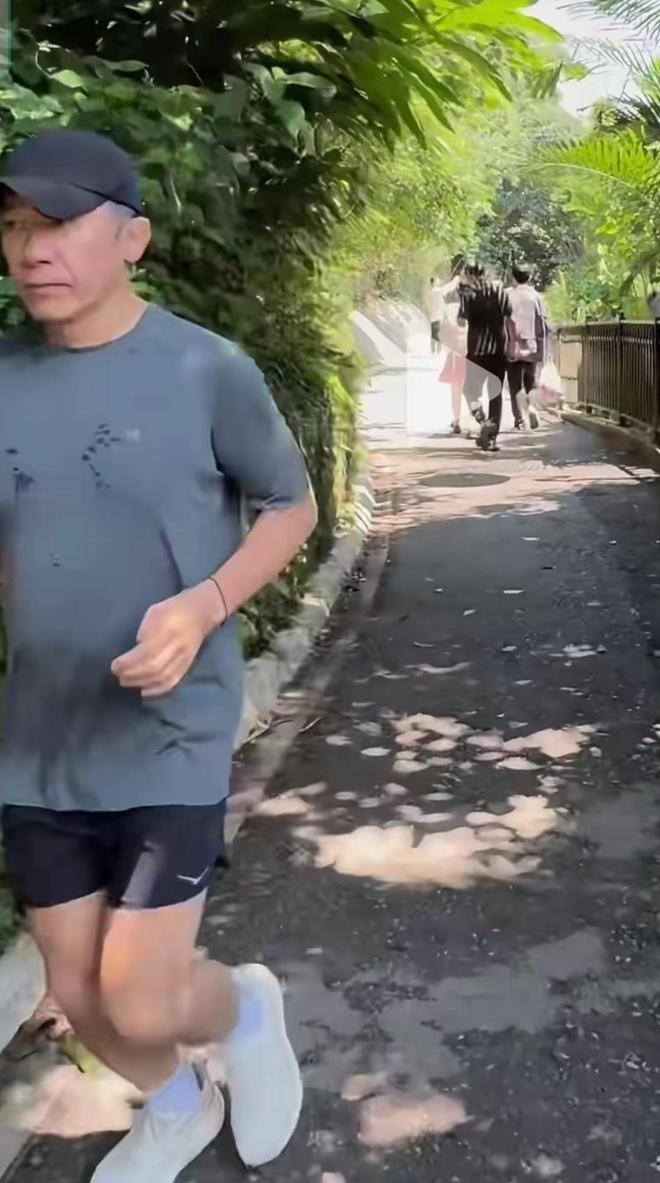 梁朝伟太平山晨跑被偶遇63岁的他满头白发面部老态小腹突出(图5)