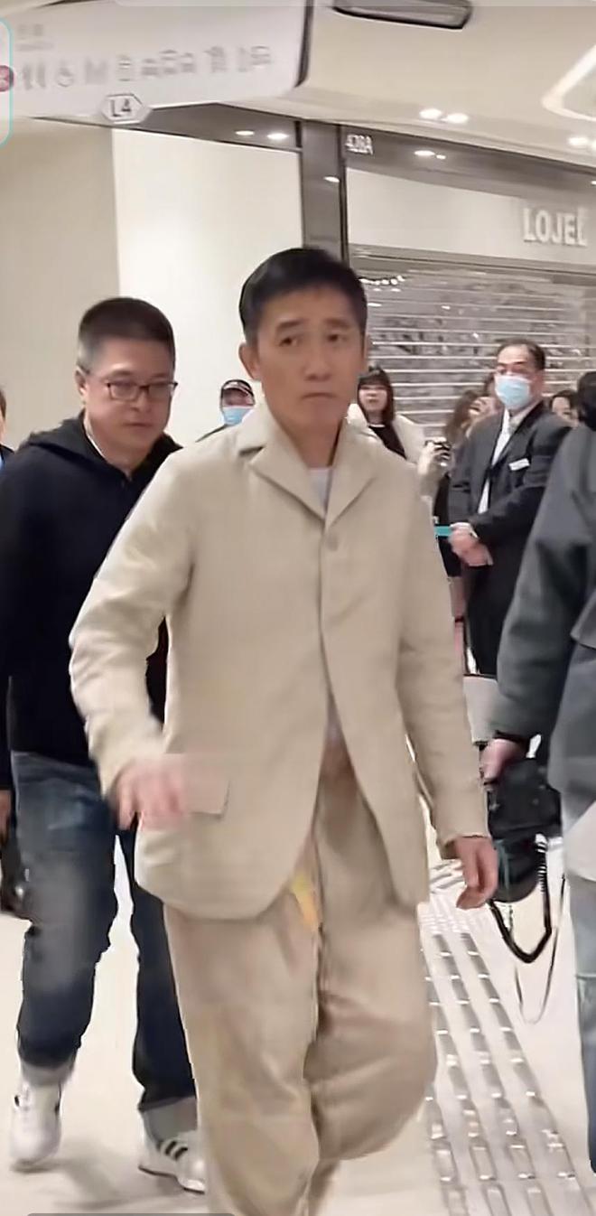 梁朝伟太平山晨跑被偶遇63岁的他满头白发面部老态小腹突出(图8)