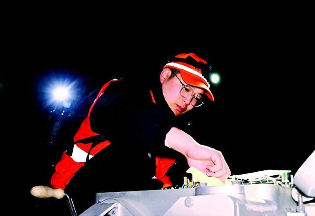 情系铁路“90后”夫妻的昼夜坚守(图1)