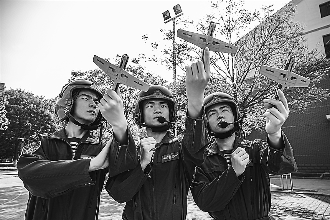 海天“砺鹰”“毕业大考”为海军航空大学学员“加钢淬火”(图1)