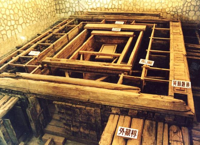 2011年先秦大墓被盗盗墓贼挖出19米深坑专家：盗墓贼是高手(图6)