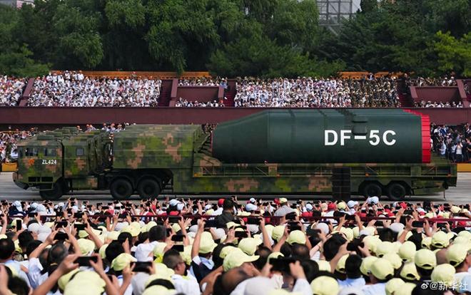 7位商界大佬现场观看阅兵雷军周鸿祎3点出发董宇辉的位置最佳(图1)