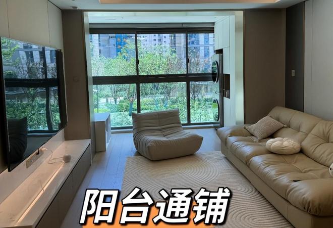 阳台铺“木地板”过时了学学年轻人的做法颜值高、还耐用！(图7)