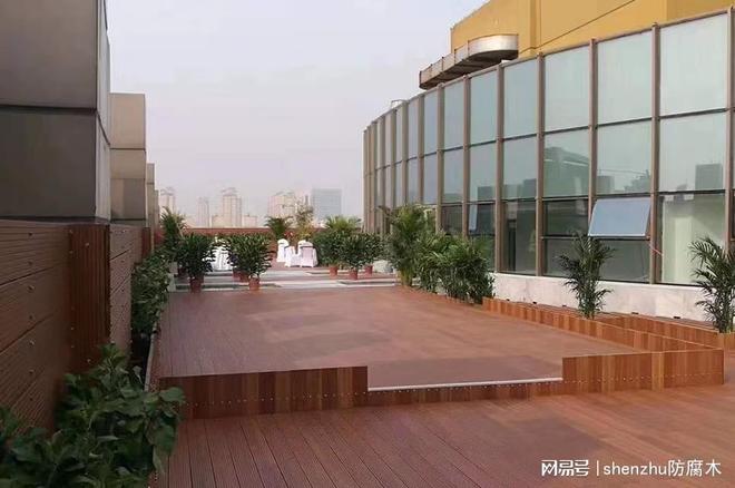 防腐木地板工程赶进度：深筑防腐木高效施工方案与品质保证(图1)