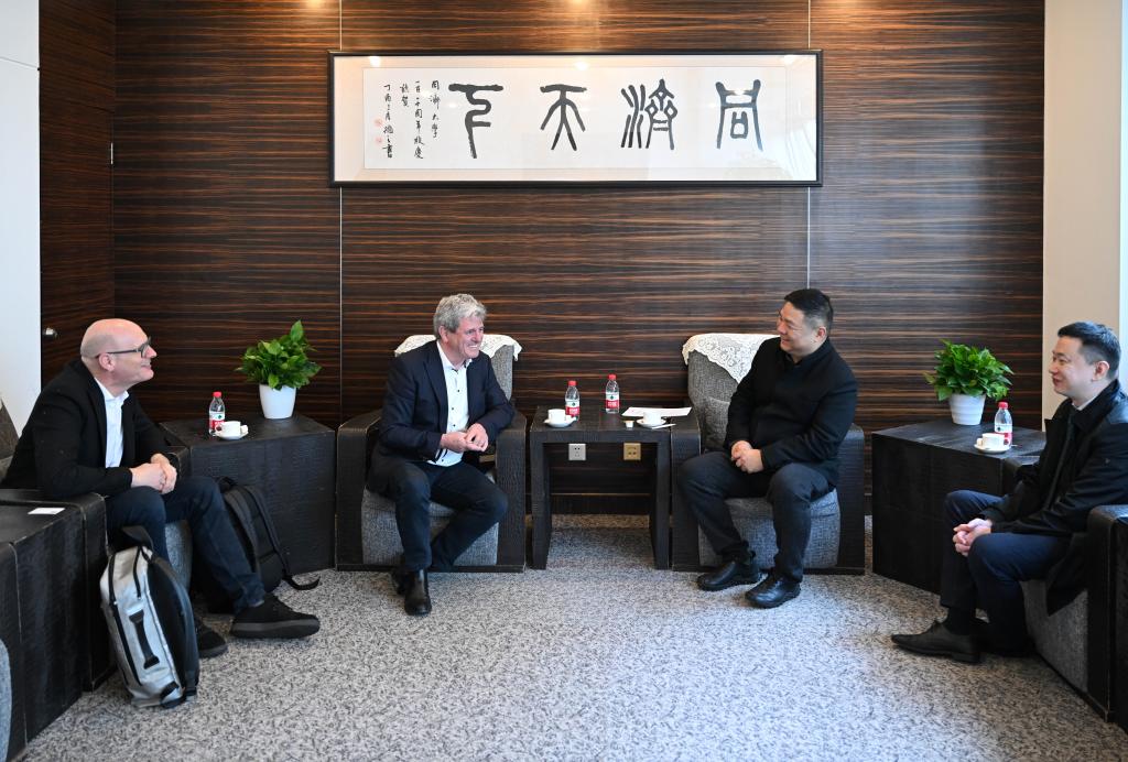 德国罗森海姆应用科学大学校长海因里希·科斯特访问同济大学(图1)