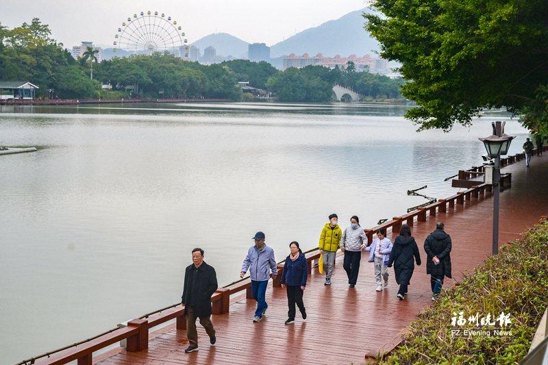福州西湖环湖木栈道焕新4个节段修缮基本完工(图1)