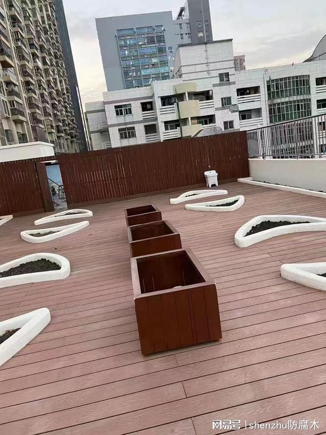 防腐木地板工程高品质案例：深筑防腐木工程教你兼顾美观与耐用(图1)